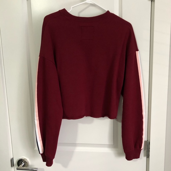 HOLLISTER CROPPED BURGUNDY CREW NECK - SIZE SMALL - Picture 2 of 4